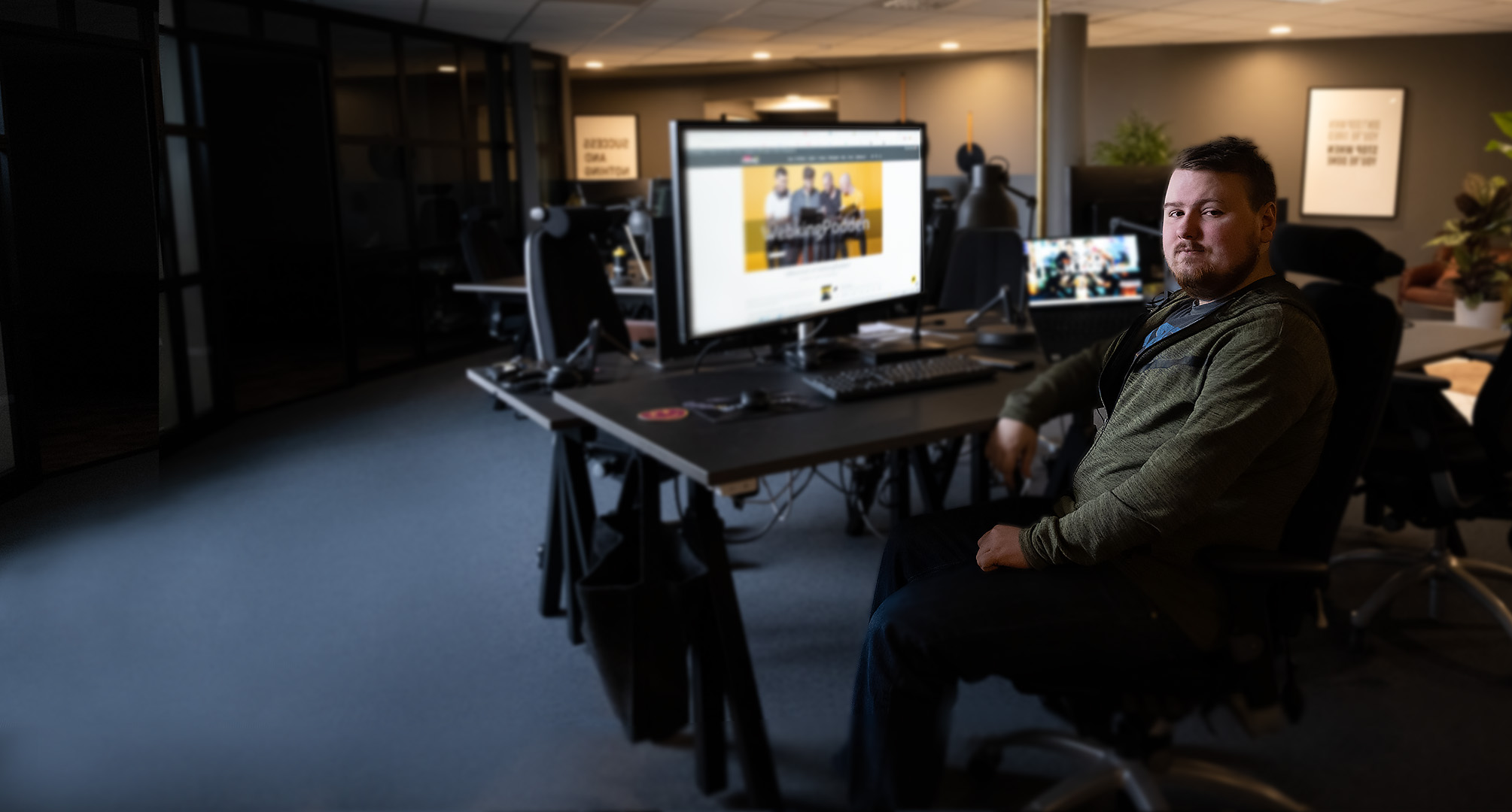 Foto föreställande  - Utvecklar appar på sin LIA